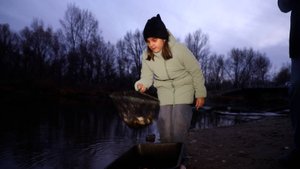 Новый дом для толстолобика.  Металлурги выпустили в Урал тысячи новых обитателей