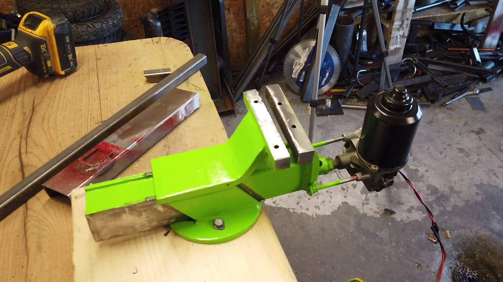 Тиски с электроприводом