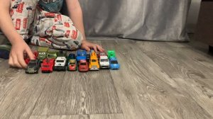 Маленькие машинки. Маленькие игрушки. Машинки. Игрушки. Детские игрушки