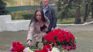 Траурное возложение живых цветов