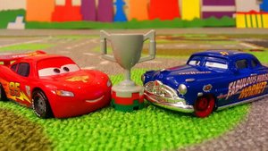 МУЛЬТИКИ ПРО МАШИНКИ 🚗 МОЛНИЯ МАКВИН СОРЕВНУЕТСЯ С ДОК ХАДСОНОМ ЗА ЗВАНИЕ ЧЕМПИОНА ТРАССЫ🏆🏆🏆