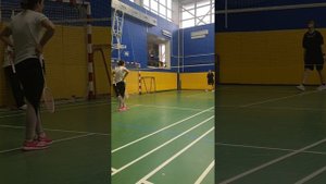 Пробуем свои силы в бадминтоне.
