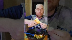 На завтрак вчерашний плов с жареными яйцами с маянезиком. Мукбанг, еда на камеру.
