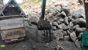 Строительство, экскаватор копает песок