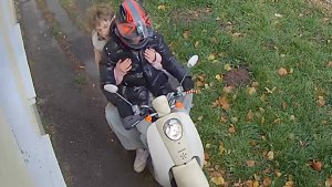 Járdán motorozók! Bukósisak sincs! De minek, ha a robogón nem lehet személyt szállítani!!