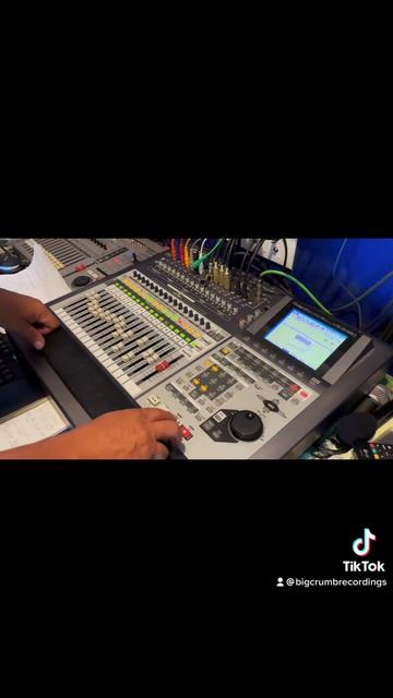 Activating the “Auto mix” function on the Roland VS 2480.￼ (1080p)
