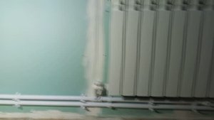 Делаю новое пластиковое отопление . Смонтировал два радиатора и спаял под ними трубы .