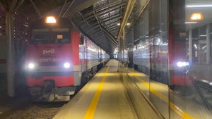 "Бу-бу-бу" 2ТЭ25КМ-0432 следует с грузовым составом по о.п. Славянский бульвар