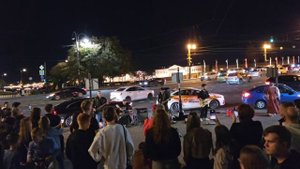 Выступление уличных музыкантов в
Санкт-Петербурге. Рядом с Дворцовым
мостом. Песня "Районы-кварталы"