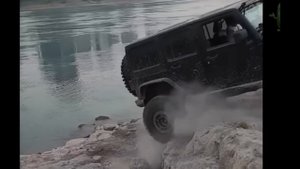 Водителям  надо....Чем круче джип, тем дальше идти за трактором!