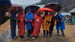 Группа Клуба 7 Вершин «Барсуки гангстеры» (Мера пик) сквозь дождь и снег добралась до Тангнака