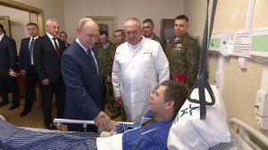 Верховный главнокомандующий встретился с ранеными бойцами в ЦВКГ им. Мандрыка