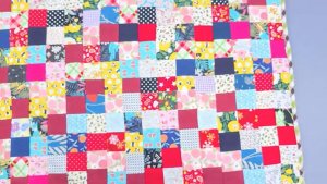 Попробуйте использовать ваши лоскутки ткани в этой простой идее пэчворка!