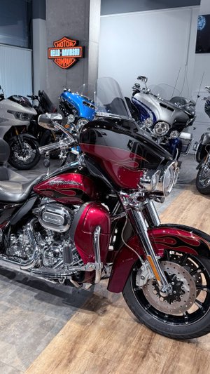 CVO Electra Glide Limited (Exclusive Black Ember & Rio Red)