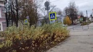 Старинные дома на улице в Великом Новгороде