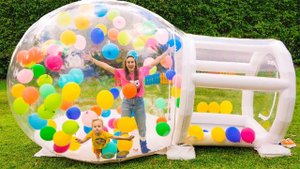 Крис и мама строят надувной игровой домик и другие забавные истории для детей!