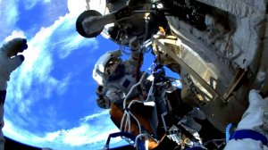 Слаженная работа: российские космонавты завершили семичасовый выход в космос