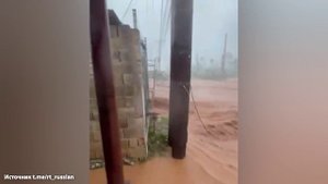 Сносит машины, разрушает дома: ураганный ветер со скоростью 280 км/ч обрушился на Ямайку