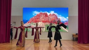 На сцене ансамбль национального танца СКГА «Снежные вершины»