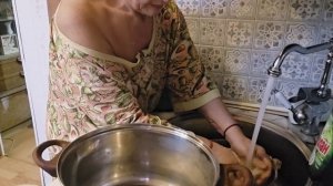 холдное. пшеничная каша и тшеные ребрышки. магазинские блинчики.