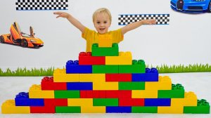 Крис и Ники учатся играть вместе и другие забавные истории для детей!