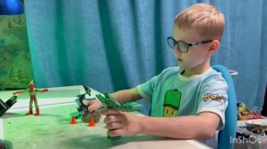 Распаковка игрушки фигурки из мультсериала Ben 10, герой Алмаз