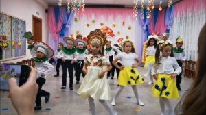 Все танцуют чику рику