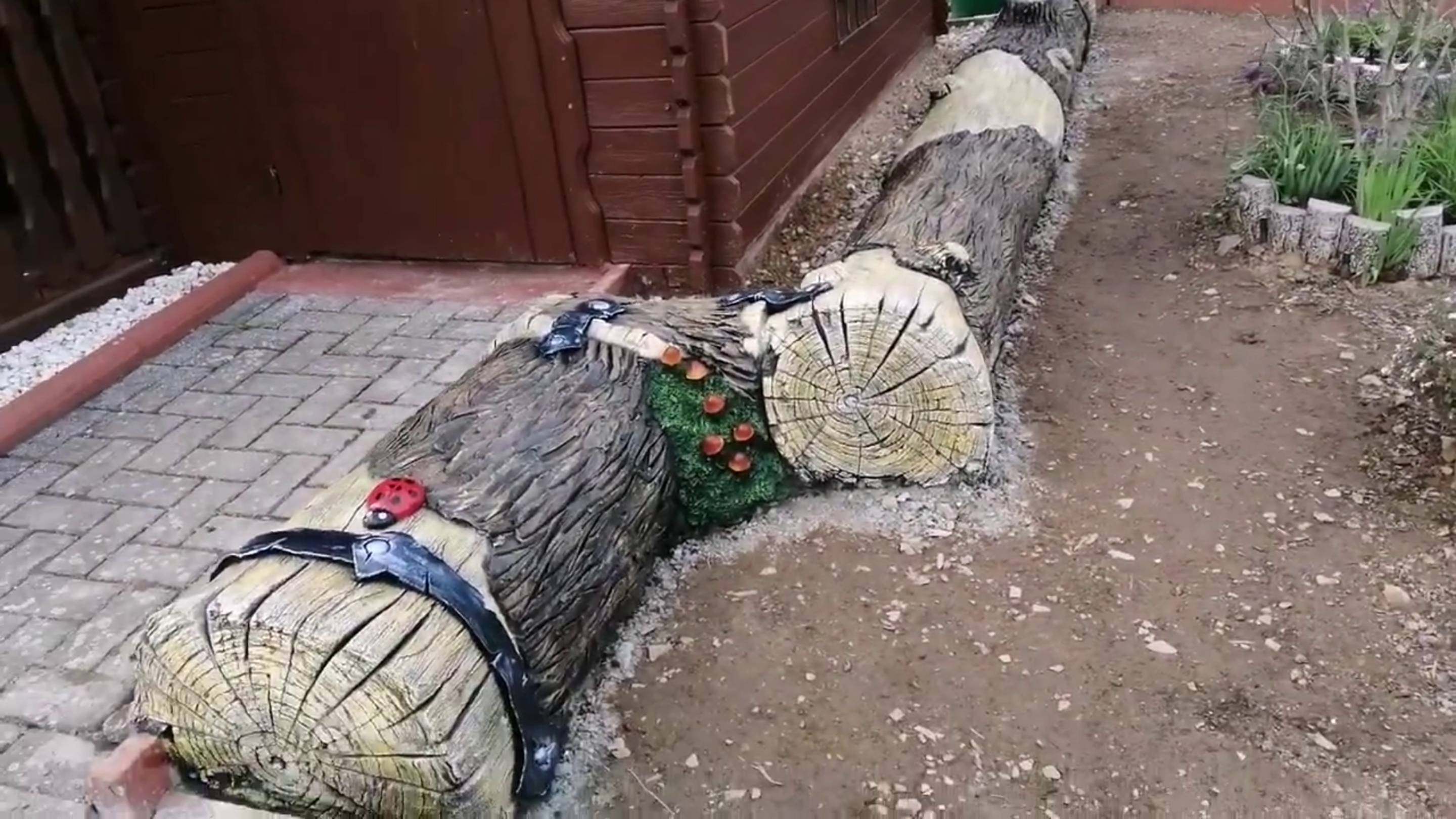 Бордюр  в  виде  бревна. работа Ольги Ван.