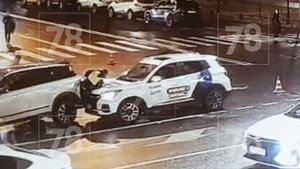 В Питере автоледи перепутала педали и покалечила инспектора ДПС