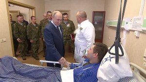 «Иконы, остановившие пули»: Путин приехал к бойцам СВО в госпиталь Мандрыка