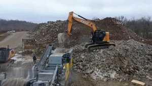 Работа мобильной дробильной установки по измельчению бетонного боя