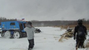 Вездеход Ворк-5 с внешним зацеплением вытаскивает из глубокого рыхлого снега застрявший снегоход
