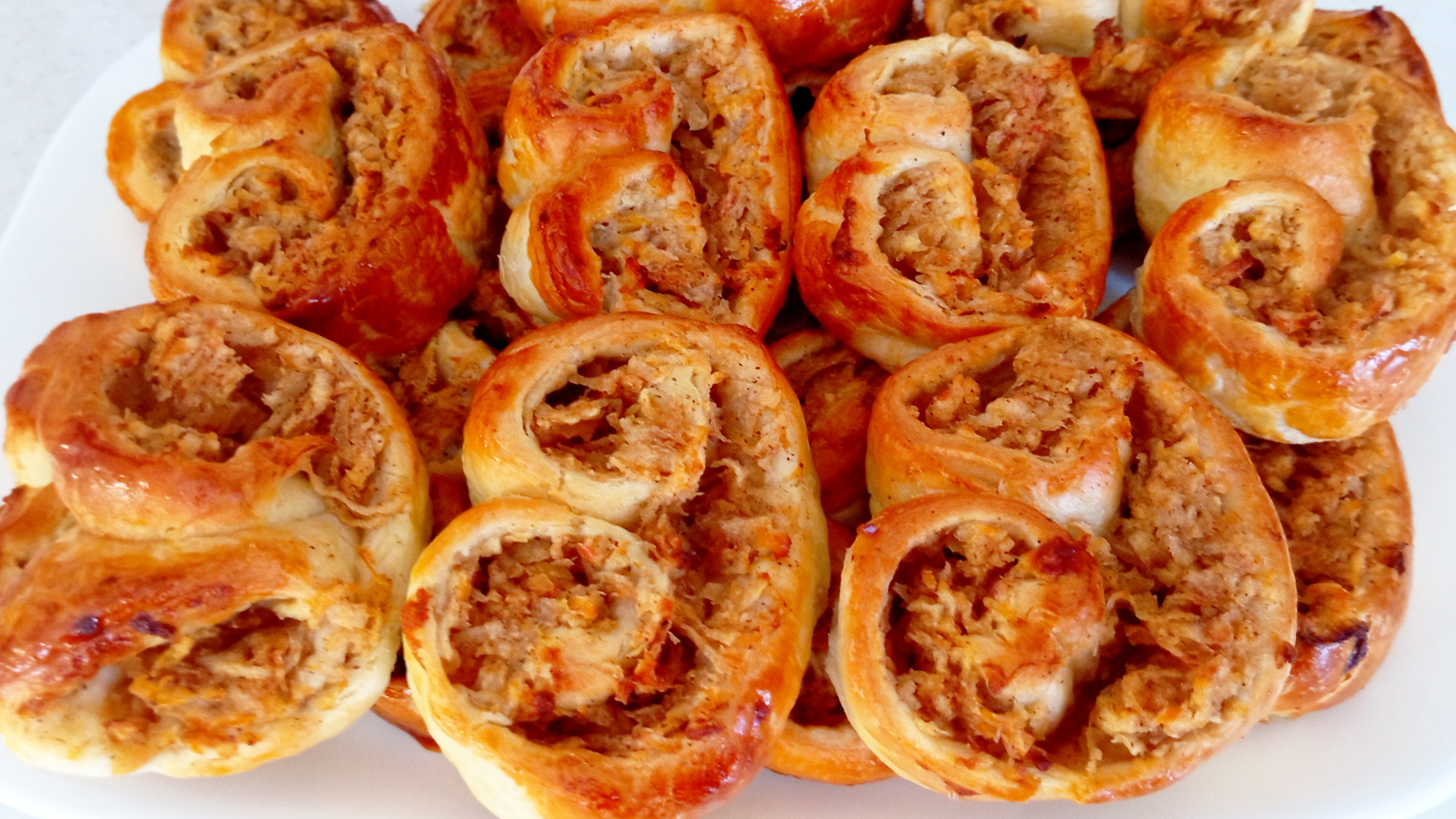 Булочки из готового слоёного дрожжевого теста с яблоками 🍎 и корицей смотреть онлайн