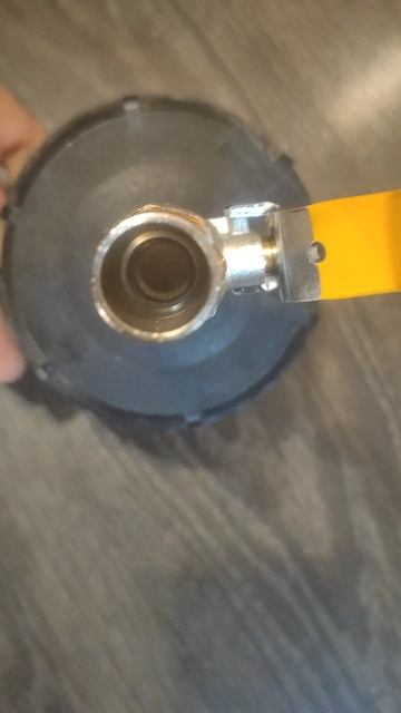 Врезка в пластиковую емкость/кубик/куб через крышку. Кран. Шланг 20 смотреть онлайн