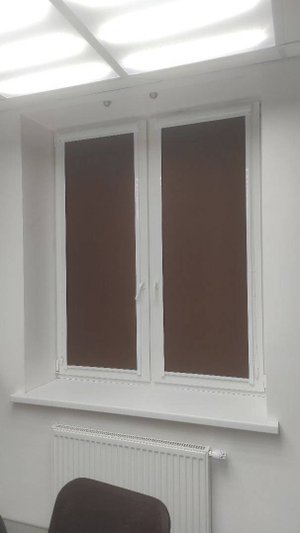 Функциональные рулонные шторы гармонично дополняют интерьер офиса и эффективно защищают от солнца.