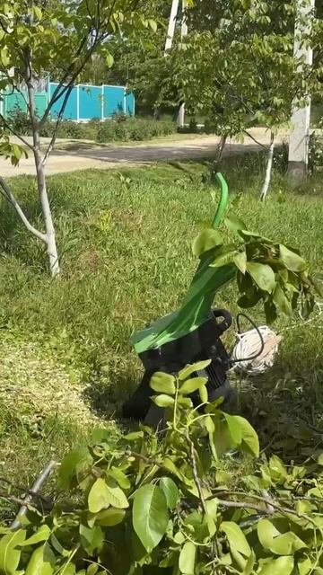 принцип работы садового измельчителя веток и травы (2в 1)  «Жнец» ИТВ300 (220 В) . смотреть онлайн