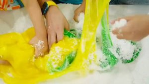 Крис и Николь играют со слаймами | Веселые игры с дядей!