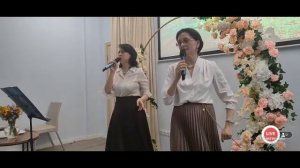 На теплоходе музыка играет, а я одна стою на берегу