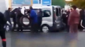 Жители Одессы во время драки с сотрудниками ТЦК перевернули автобус военкомата