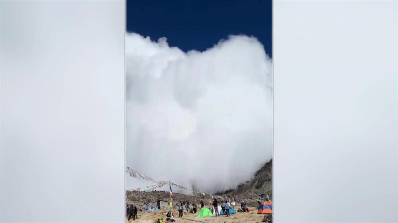 Альпинисты в Непале смогли снять сход лавины