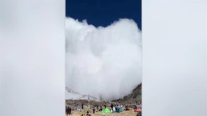 Альпинисты в Непале смогли снять сход лавины