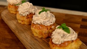 Маффины с ветчиной, сыром маасдам и сырным кремом