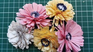 "Пушистый" цветок из бумаги с реалистичными лепестками