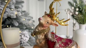 Елочная игрушка ЕГО ВЕЛИЧЕСТВО ОЛЕНЬ в ожерелье, полистоун 18 см, B90255-2