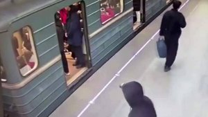 Полицейские в Москве арестовали мужчину за поездку на крыше вагона метро