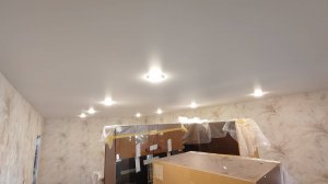 Простой натяжной потолок с классическим скрытым карнизом с перегибом