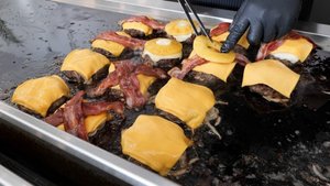 Домашний чизбургер с 3 кусочками сыра и котлетой. Корейская бургерная