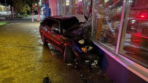 Юноша на автомобиле Lada въехал в продуктовый магазин в Краснодарском крае