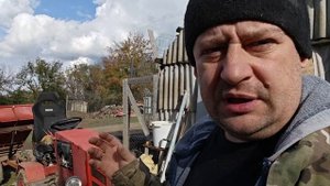 Работа по хозяйству — чистка у свиней.