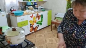 Пеку пиццы ,варю суп с фрикадельками и делаю салат из свёклы.